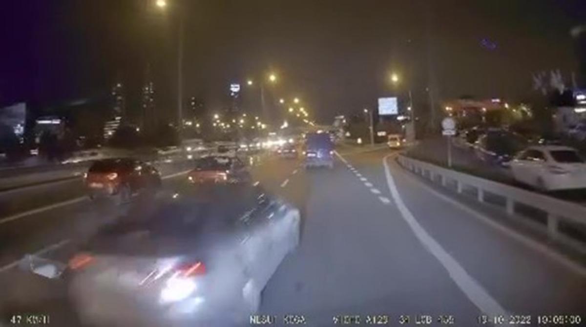 Maltepe&rsquo;de makas atan otomobilin araca &ccedil;arpıp ka&ccedil;tığı anlar kamerada