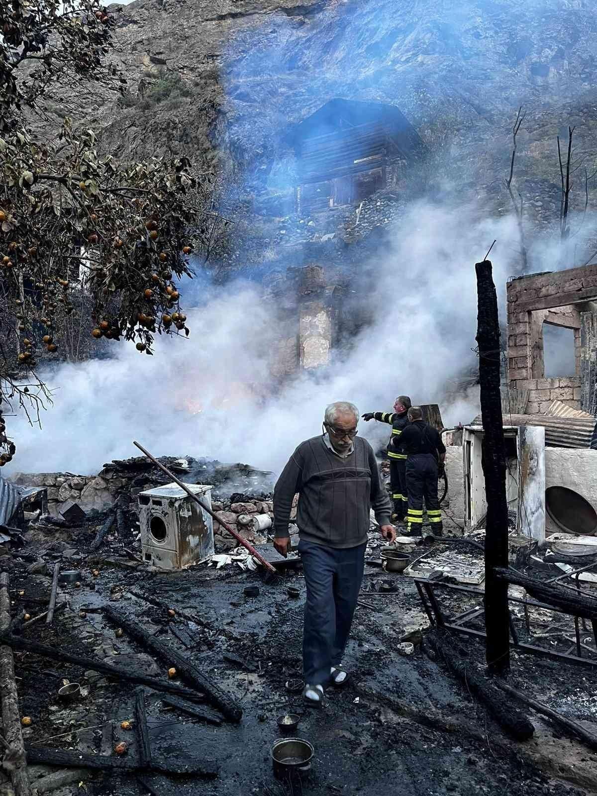 Artvin&rsquo;de gece &ccedil;ıkan yangında 3 ev kullanılamaz hale geldi