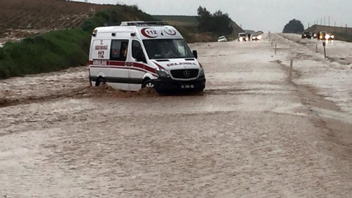 Adana'da midib&uuml;s devrildi: 3 &ouml;l&uuml;