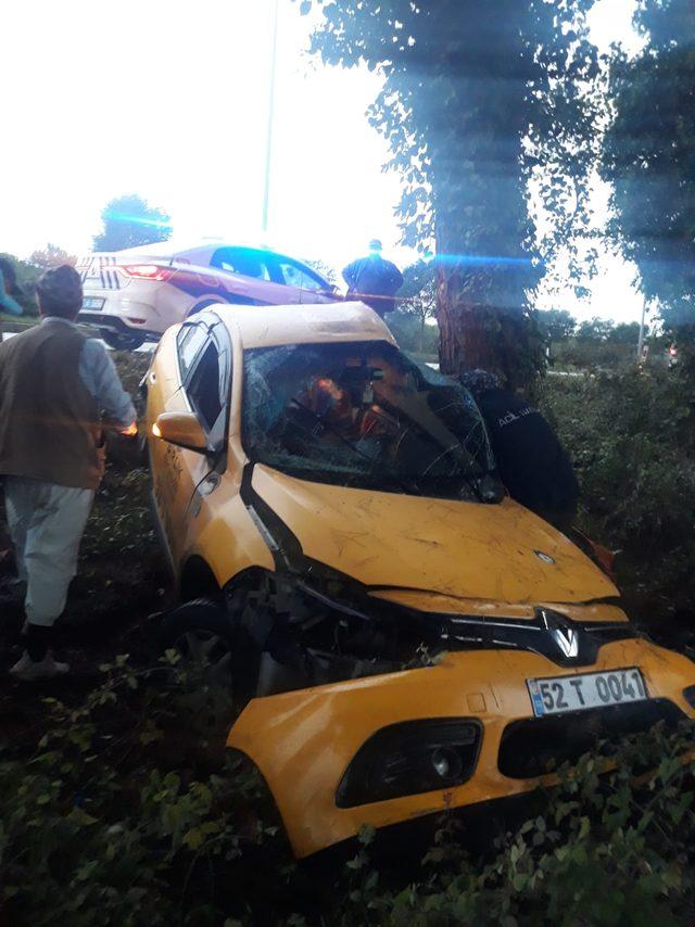 Samsun'da ağaca çarpan taksinin sürücüsü öldü, eşi yaralandı