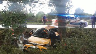 Samsun'da ağaca çarpan taksinin sürücüsü öldü, eşi yaralandı