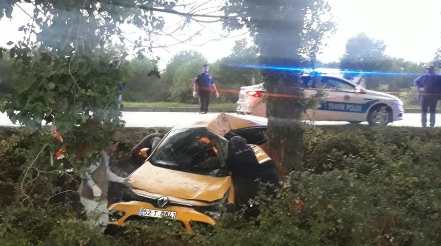 Samsun'da ağaca çarpan taksinin sürücüsü öldü, eşi yaralandı
