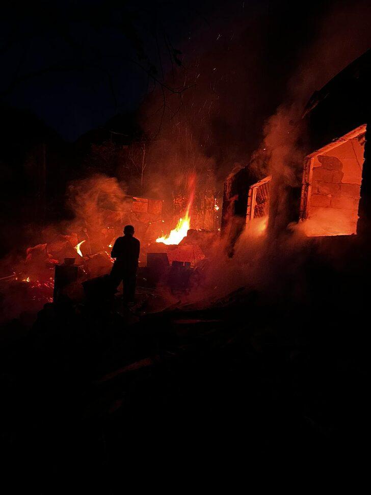 Artvin'de çıkan yangında 2 ev kullanılamaz hale geldi G3