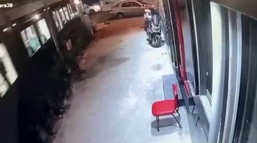 Ey&uuml;psultan&rsquo;da tramvay ve otomobil &ccedil;arpıştı, o anlar kameraya yansıdı