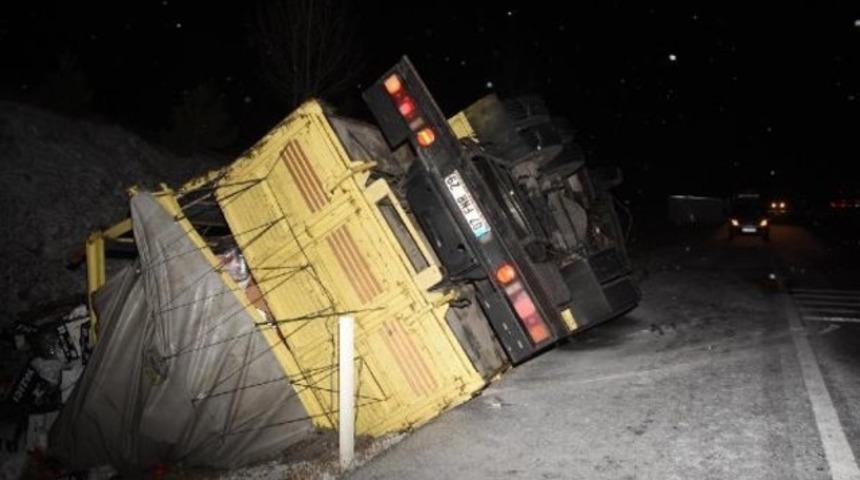 Buzlanan yolda, 20 dakikada 5 ayrı kaza