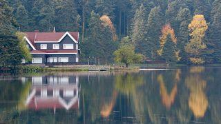 Gölcük Tabiat Parkı, misafirlerini sonbahar renkleriyle karşılıyor