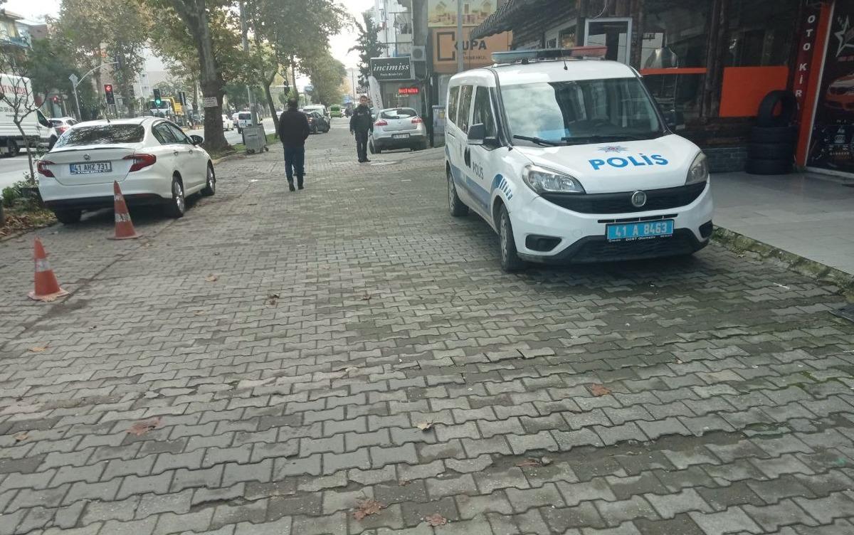 Kocaeli'de 2 iş yeri ile otomobil kurşunlandı