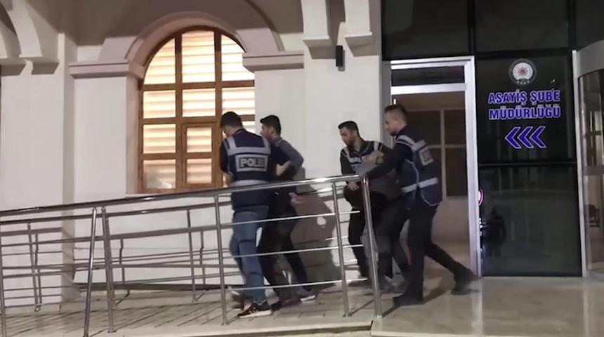 &Ccedil;aldıkları kamyoneti par&ccedil;alatamadan yakalandılar