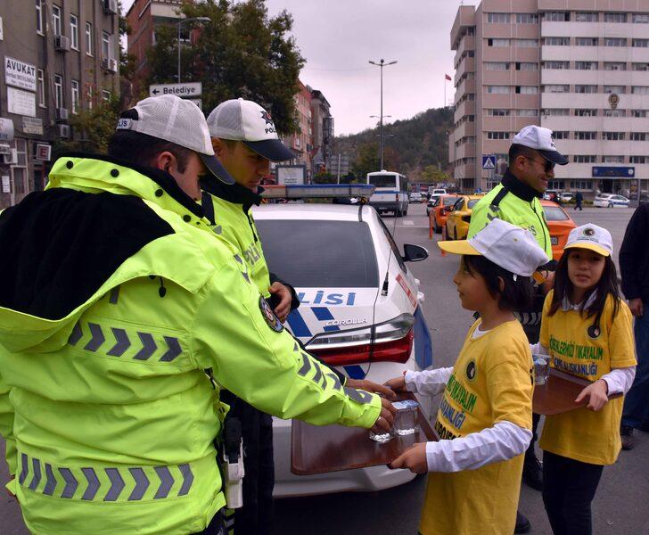 Kırıkkale'de ilkokul öğrencileri "Su İçme Alışkanlığı Kazandırma Etkinliği" düzenledi G1