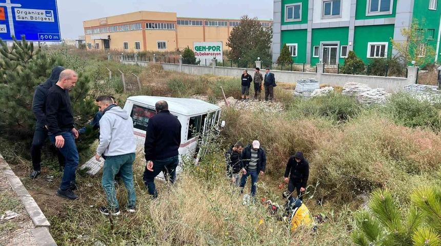Servis aracının otomobille &ccedil;arpıştığı kazada 14 kişi yaralandı