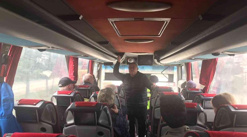 Telefonla konuşan otob&uuml;s şof&ouml;r&uuml;, yolcu kılığındaki jandarmaya yakalandı