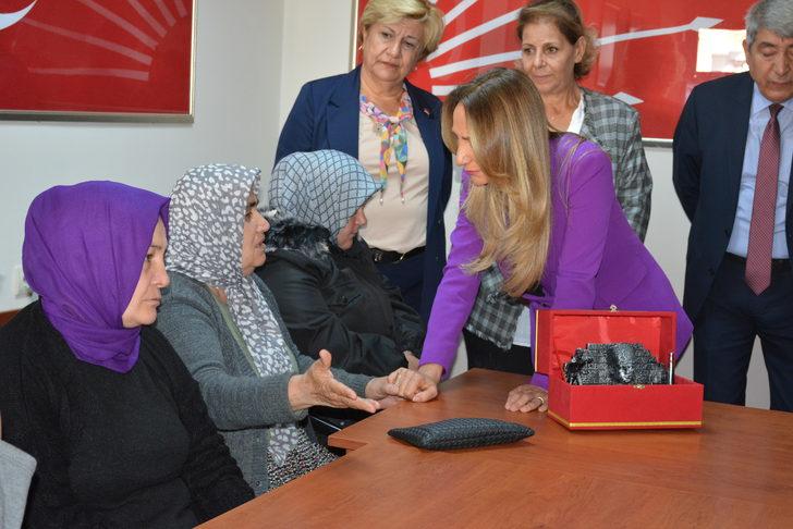 CHP'li Nazlıaka, Soma'da madenci yakınlarıyla buluştu G5