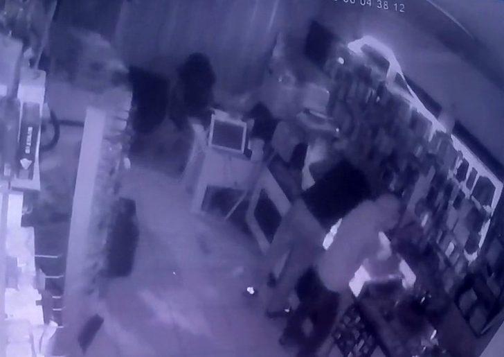 Taş ve tekme ile camı kırıp dükkanı soydular G2