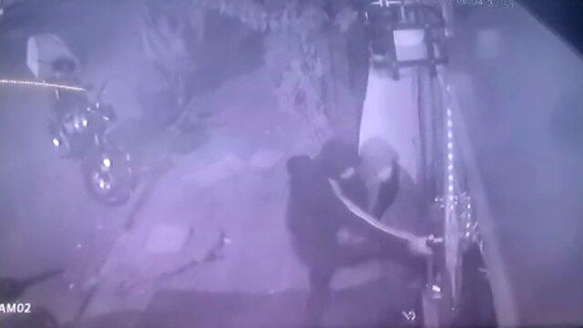 Taş ve tekme ile camı kırıp dükkanı soydular