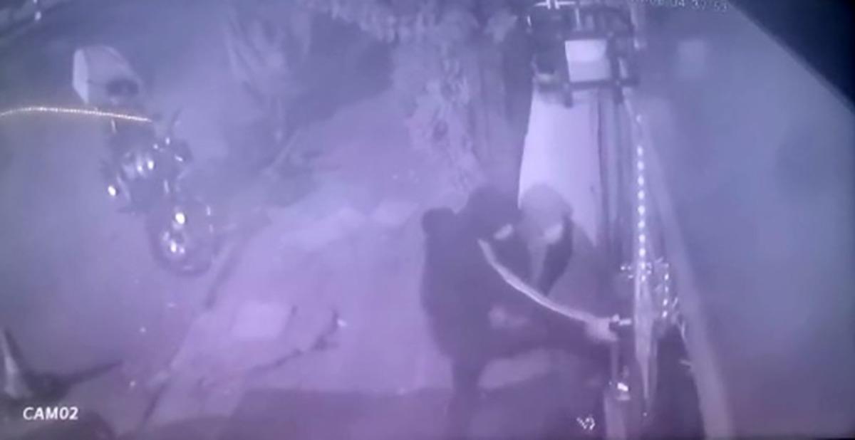 Taş ve tekme ile camı kırıp d&uuml;kkanı soydular