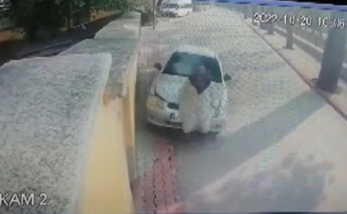 Evine giden yaşlı kadını kontrolden &ccedil;ıkan otomobil ezdi