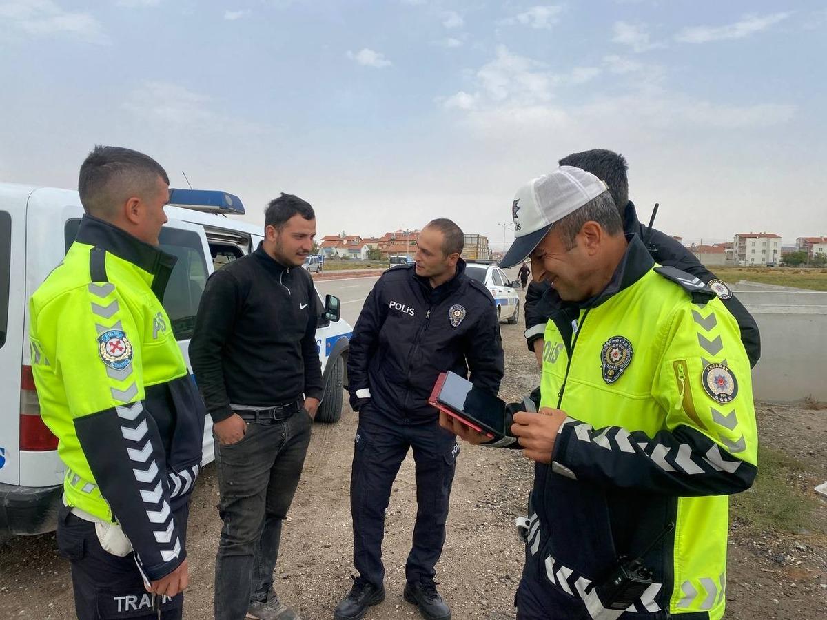 Sahte plaka ile polisi kandırmak istedi, ger&ccedil;ek anlaşılınca g&ouml;zaltına alındı