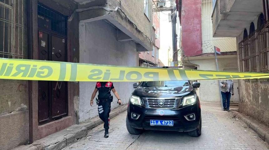 Sokakta oynayan 10 yaşındaki &ccedil;ocuk kurşunların hedefi oldu