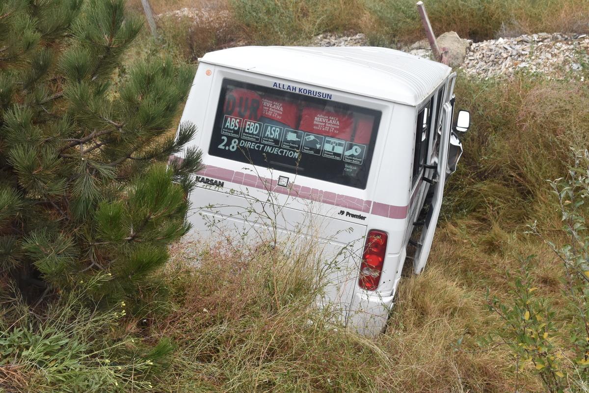 Afyonkarahisar'da minib&uuml;s ile otomobilin &ccedil;arpışması sonucu 15 kişi yaralandı