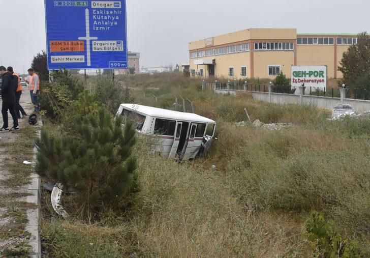 Afyonkarahisar'da minibüs ile otomobilin çarpışması sonucu 15 kişi yaralandı G2