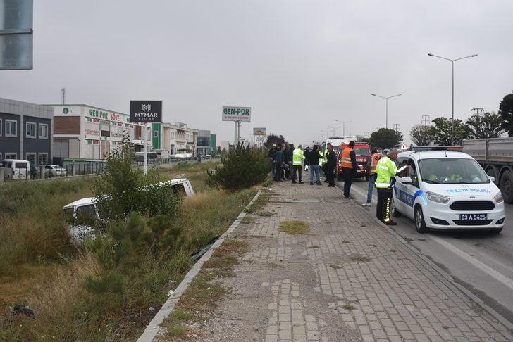 Afyonkarahisar'da minibüs ile otomobilin çarpışması sonucu 15 kişi yaralandı G3