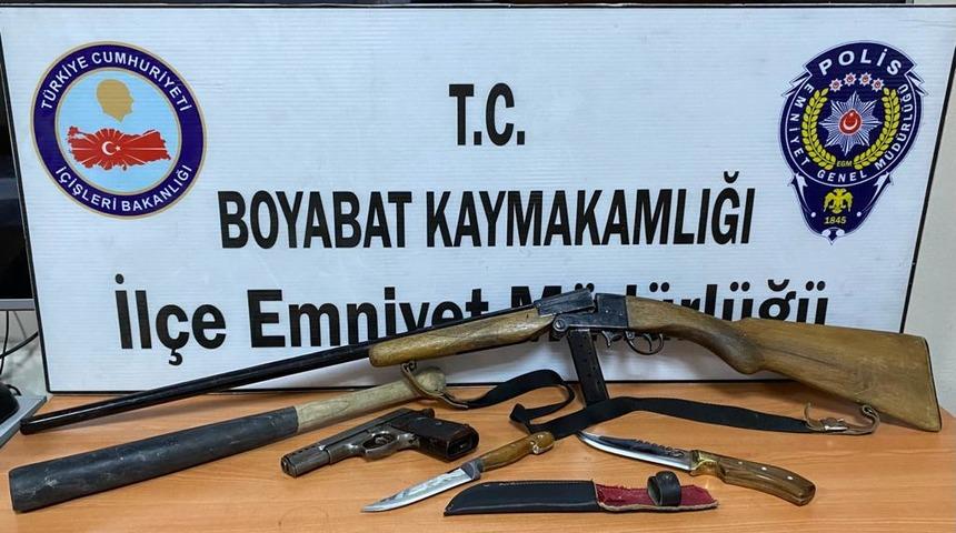 Sinop'ta 3 kişiyi darbedip araçtaki ses sistemini gasbeden 2 şüpheli yakalandı