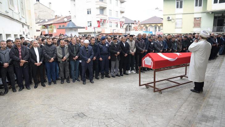 Amasya'daki otobüs kazasında ölen bekçinin cenazesi Giresun'da defnedildi G3