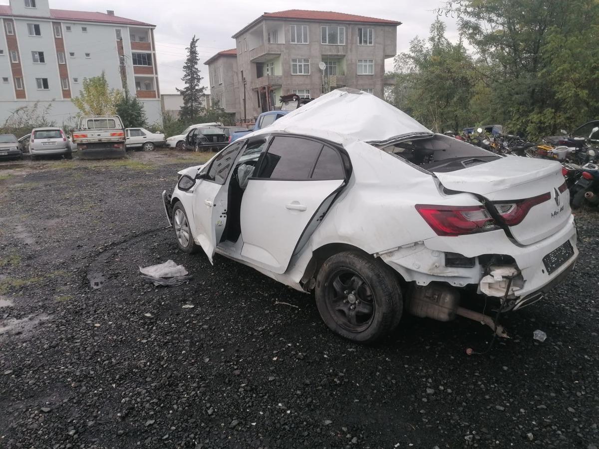 Samsun'da ağaca &ccedil;arpıp takla atan otomobildeki karı koca hayatını kaybetti