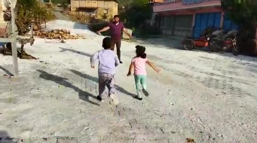 Çocuklarını da alıp sevgilisiyle bağ evine kaçtı! Rezalet... Çocuklara karşılık para istemişler