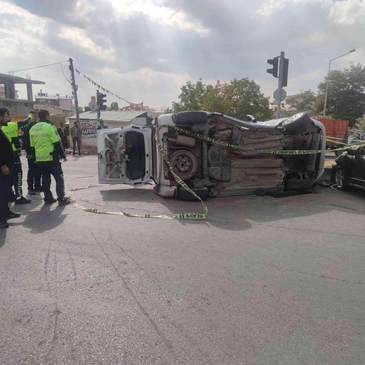 Otomobille kamyonet &ccedil;arpıştı: 8 yaralı