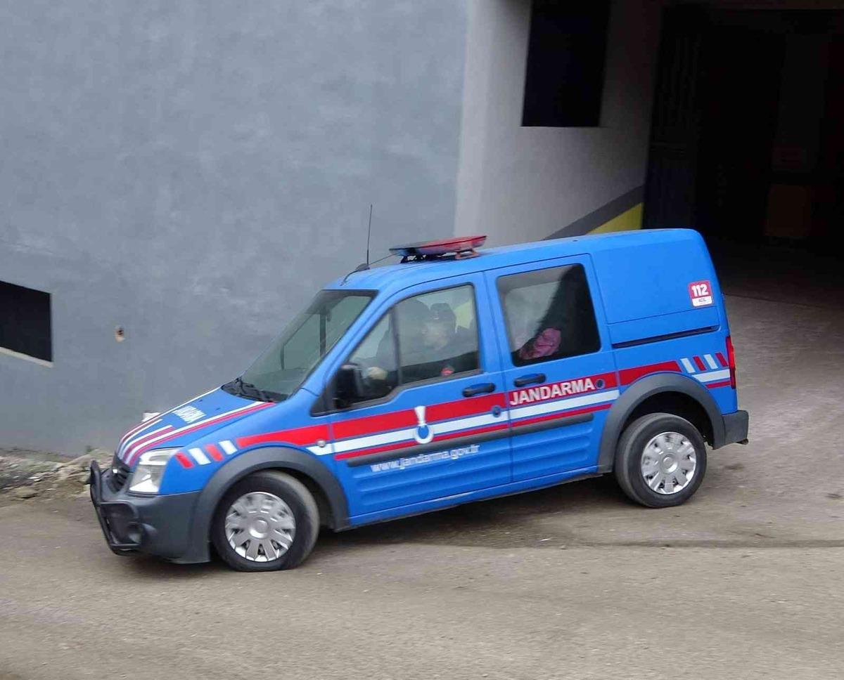 &Ccedil;ocuklarını g&ouml;rmeye gitti, eski eşinin erkek arkadaşı bı&ccedil;akladı