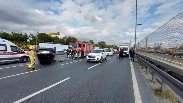 Avcılar E-5’te otomobil takla attı: 4 kişi yaralandı, yol trafiğe kapandı