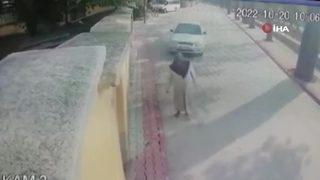 Yaşlı kadının korkunç ölümü kamerada! Kontrolden çıkan otomobil sonu oldu