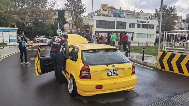 Pendik'te direksiyonu çıkararak araç kullanan sürücü yakalandı