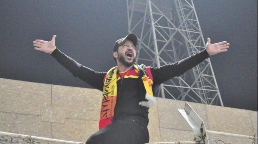 Rıza Kocaoğlu kimdir? Göztepe maçında üçlü çektiren Rıza Kocaoğlu gündeme oturdu!