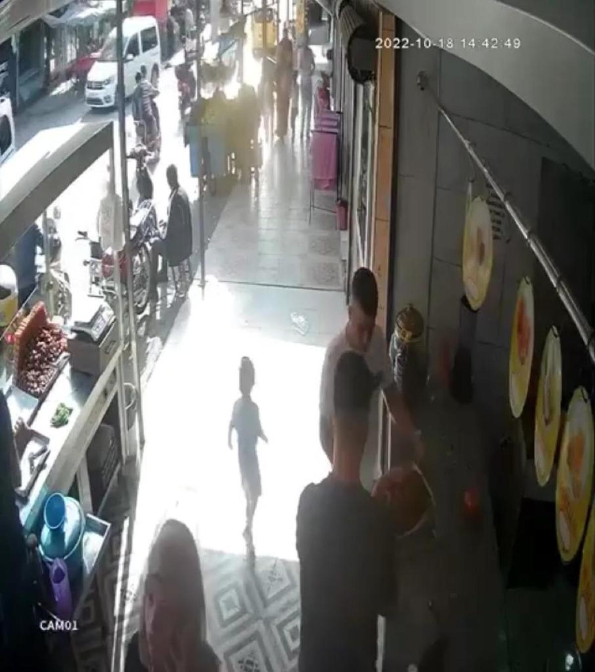 Annesinin kaldırıma bıraktığı &ccedil;ocuk az kalsın kamyonetin altında eziliyordu