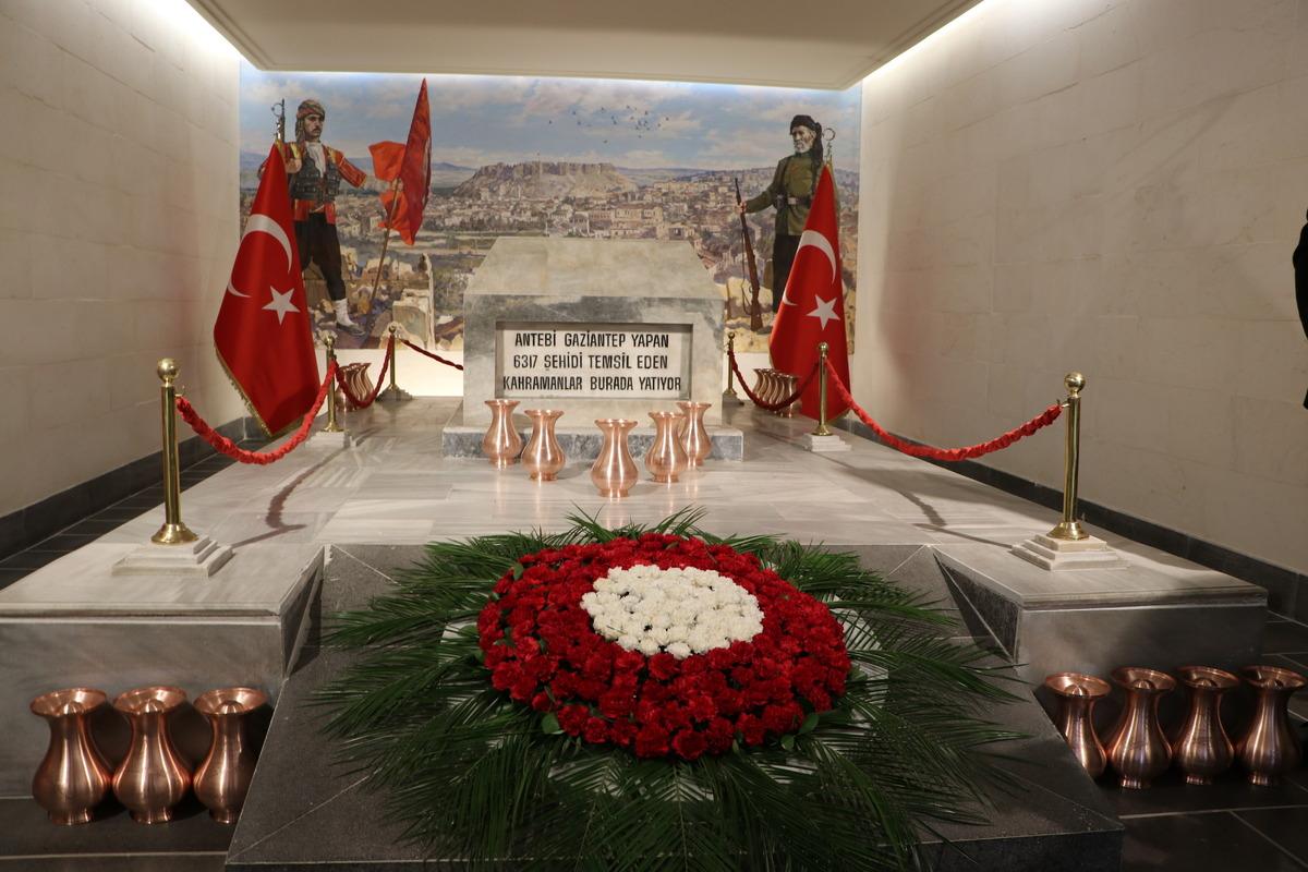 Gaziantep Şehitlik Abidesi'ne 22 şehitlik ve cephelerden getirilen toprak koyuldu