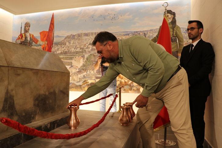 Gaziantep Şehitlik Abidesi'ne 22 şehitlik ve cephelerden getirilen toprak koyuldu G4