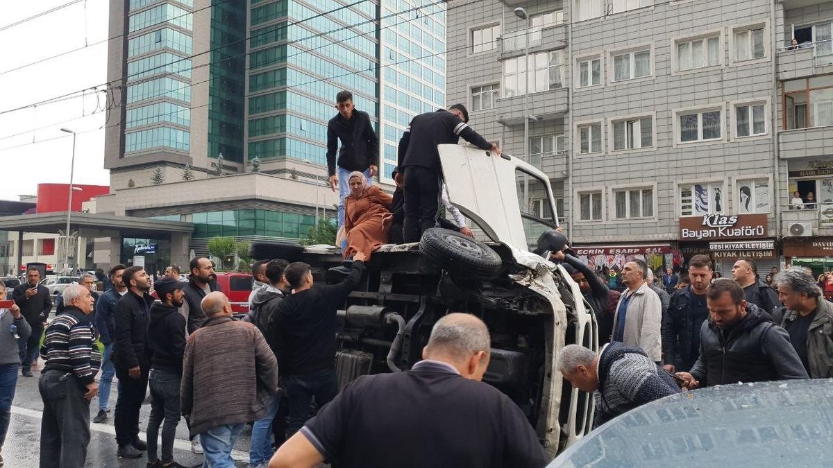 Devrilen minib&uuml;sten burunları kanamadan &ccedil;ıktılar
