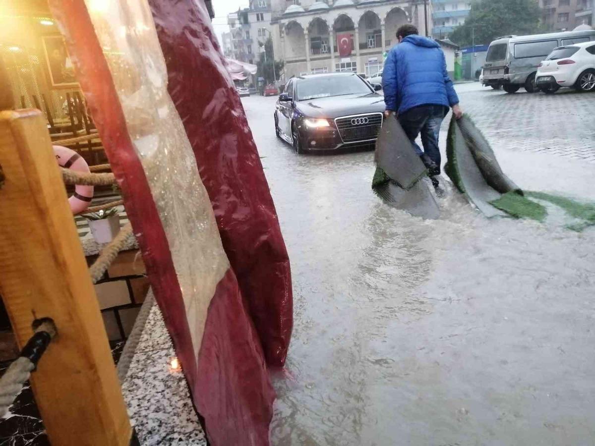 Arhavi&rsquo;de şiddetli yağmur su taşkınlarına neden oldu