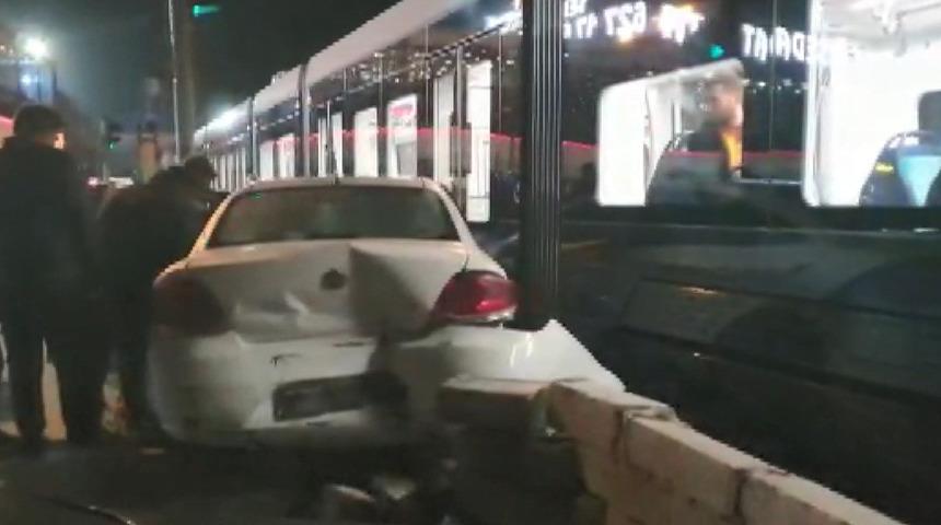 Kırmızı ışık yanarken geçmeye çalıştı! İstanbul'da tramvay otomobile çarptı...