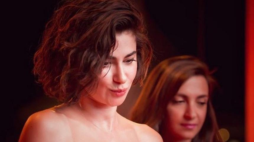 Nesrin Cavadzade cesur kıyafetiyle dikkat &ccedil;ekti