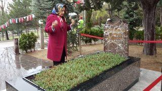 Meral Akşener’den Türkeş’in kabrine ziyaret