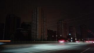 Ukrayna karanlığa gömüldü! Sadece araç ışıkları var... Lütfen bunu ciddiye alın