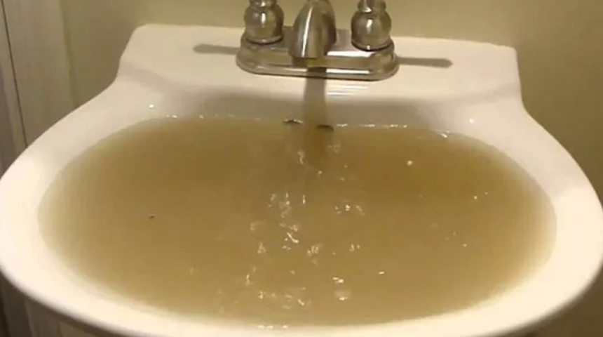 Tıkanmış lavaboyu anında a&ccedil;ıyor! Tesisat&ccedil;ıların lavabo a&ccedil;ma y&ouml;ntemi ortaya &ccedil;ıktı