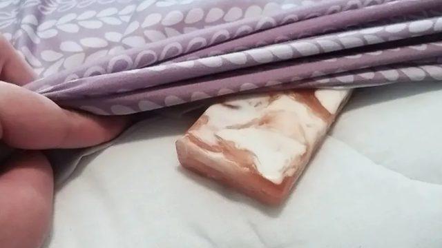 Uyumadan önce çarşafın altına bir adet sabun koyun mucizeye inanamayacaksınız! Bir saatte etki ediyor