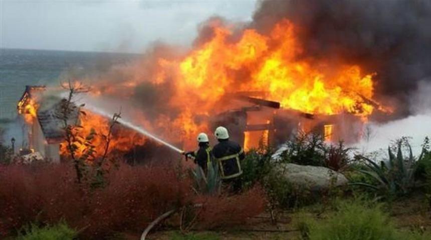 Avşa adasında yanan villa H&uuml;seyin Ağaoğlu'nun &ccedil;ıktı