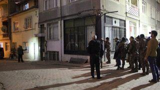 Sokağı kapatıp etrafa ateş açtı