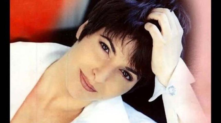 Naşide G&ouml;kt&uuml;rk &Ouml;ld&uuml;'m&uuml;? Son Sağlık Durumu Hakkında FLAŞ Gelişme?