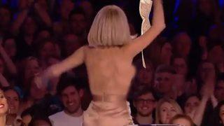 Ekranda bilerek göğsünü açtığını söylemişti... Amanda Holden bornozunu açarken frikik verdi! 